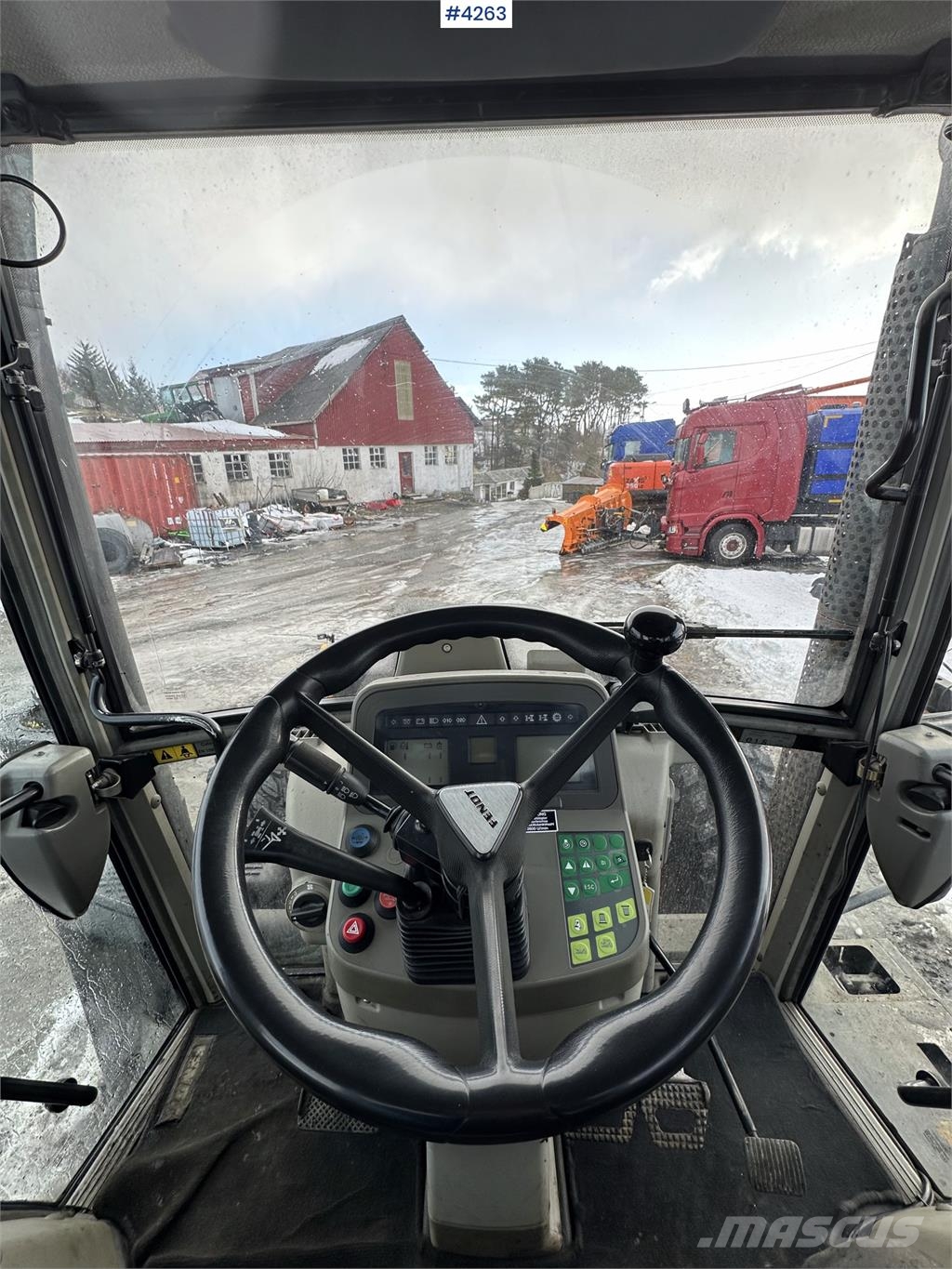 Fendt 820 Vario Tractors