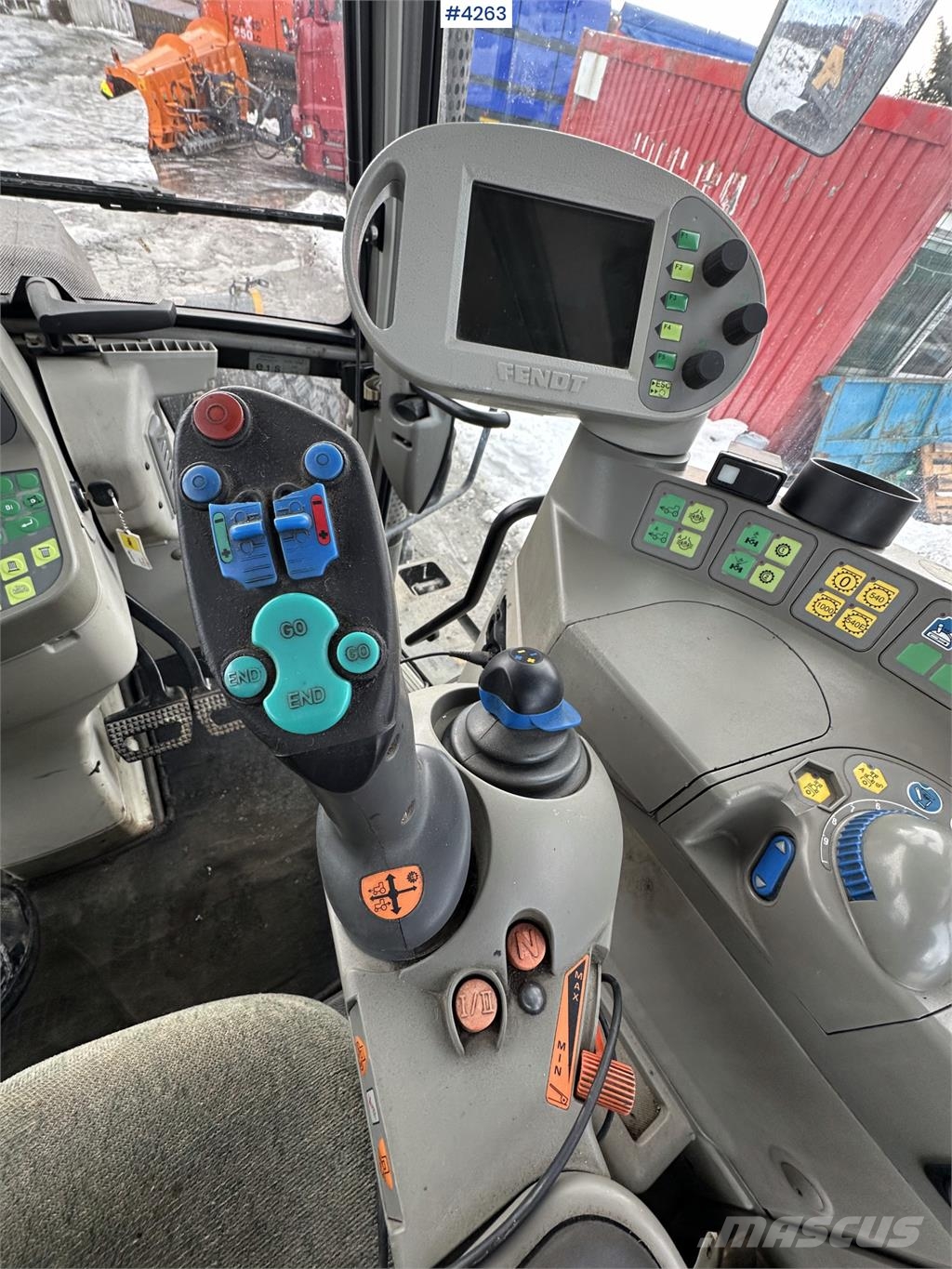 Fendt 820 Vario Tractors