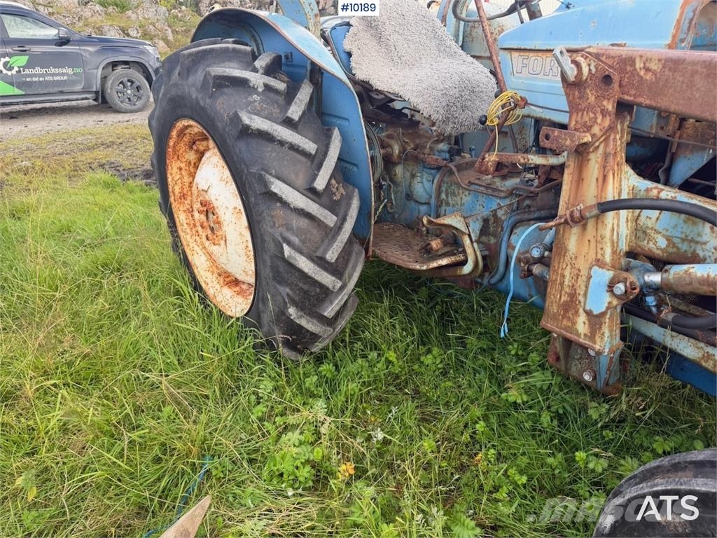 Ford 2000 الجرارات
