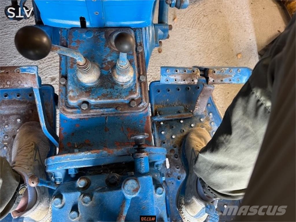 Ford 2000 2x4 traktor rep objekt Traktorer