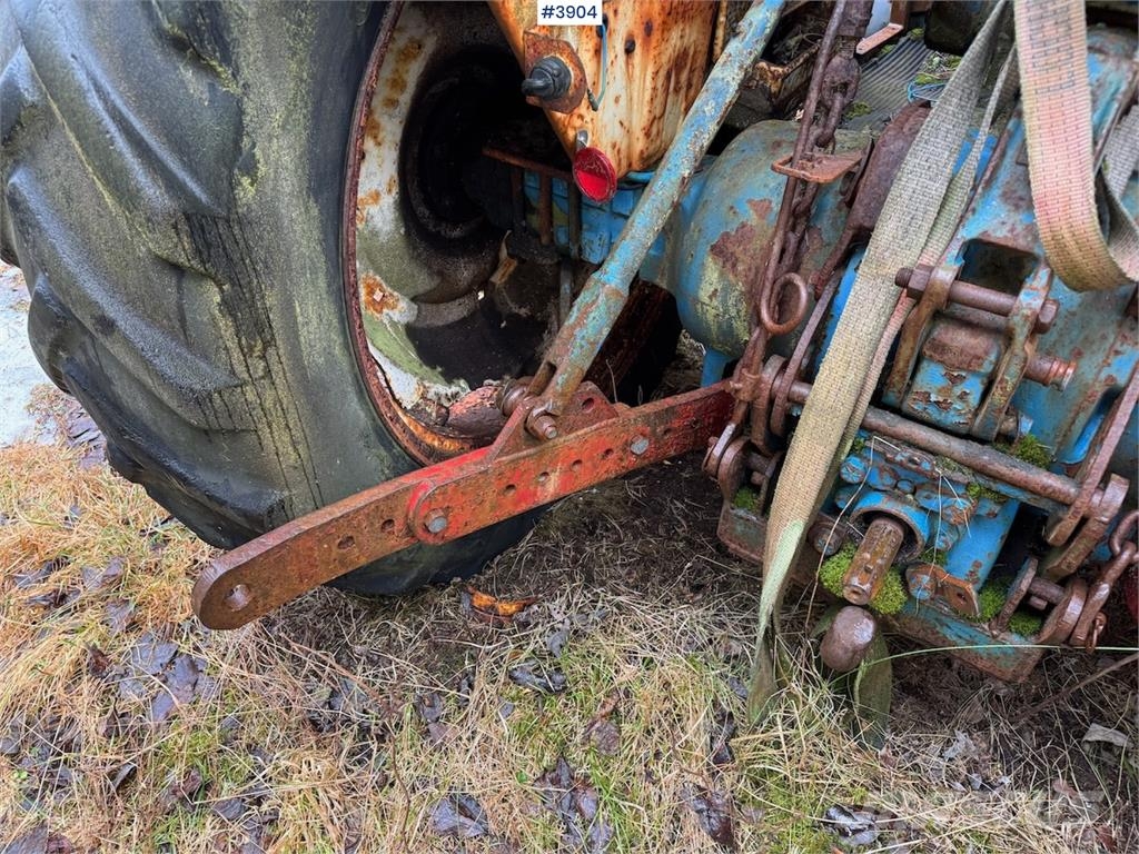Ford 4000 الجرارات