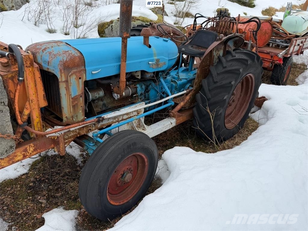Ford Major Super Dexta Traktorgraver الجرارات