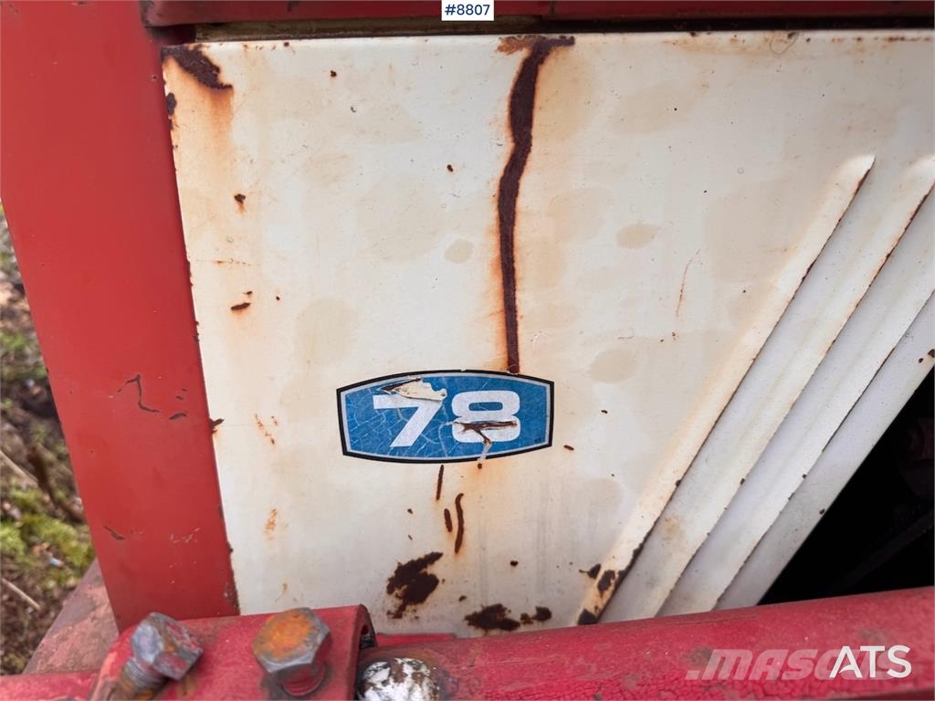 International 674 الجرارات
