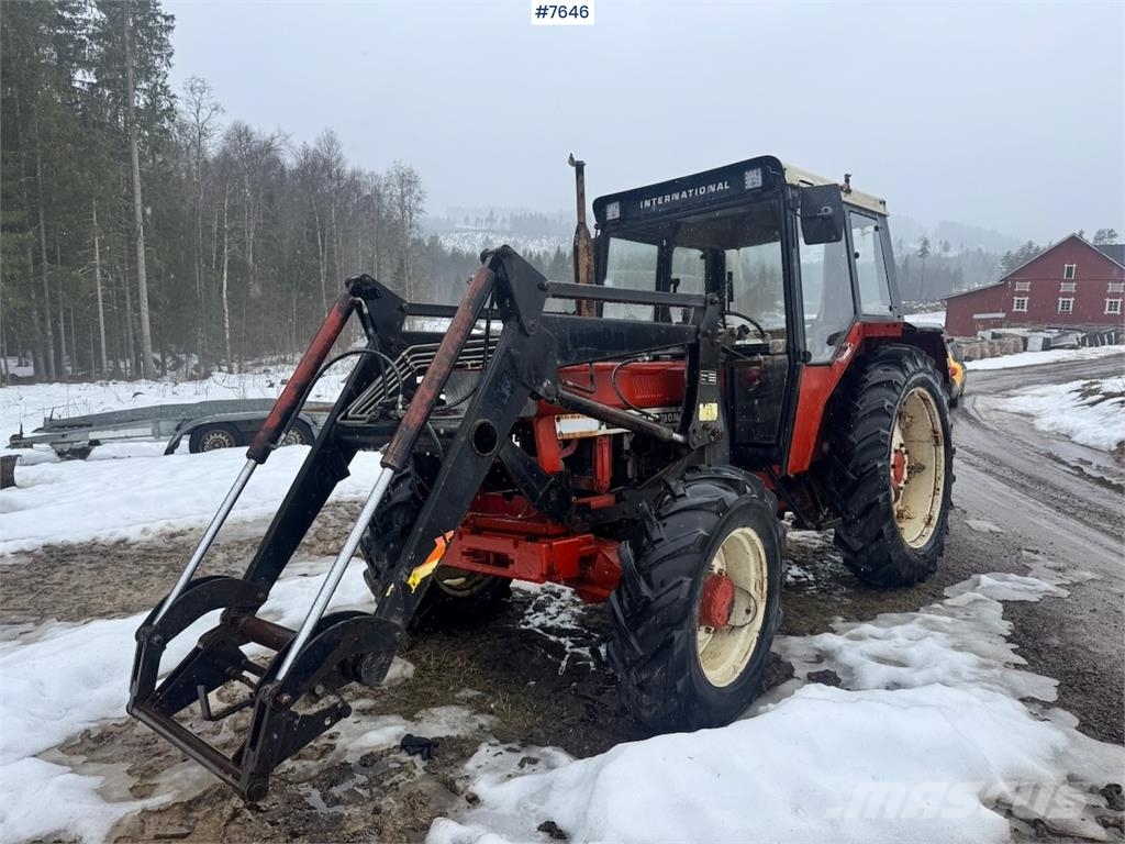 International 844S الجرارات