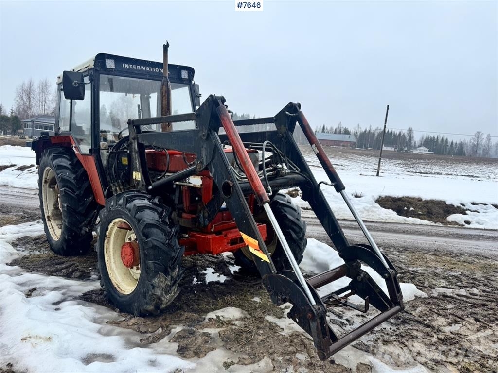 International 844S الجرارات