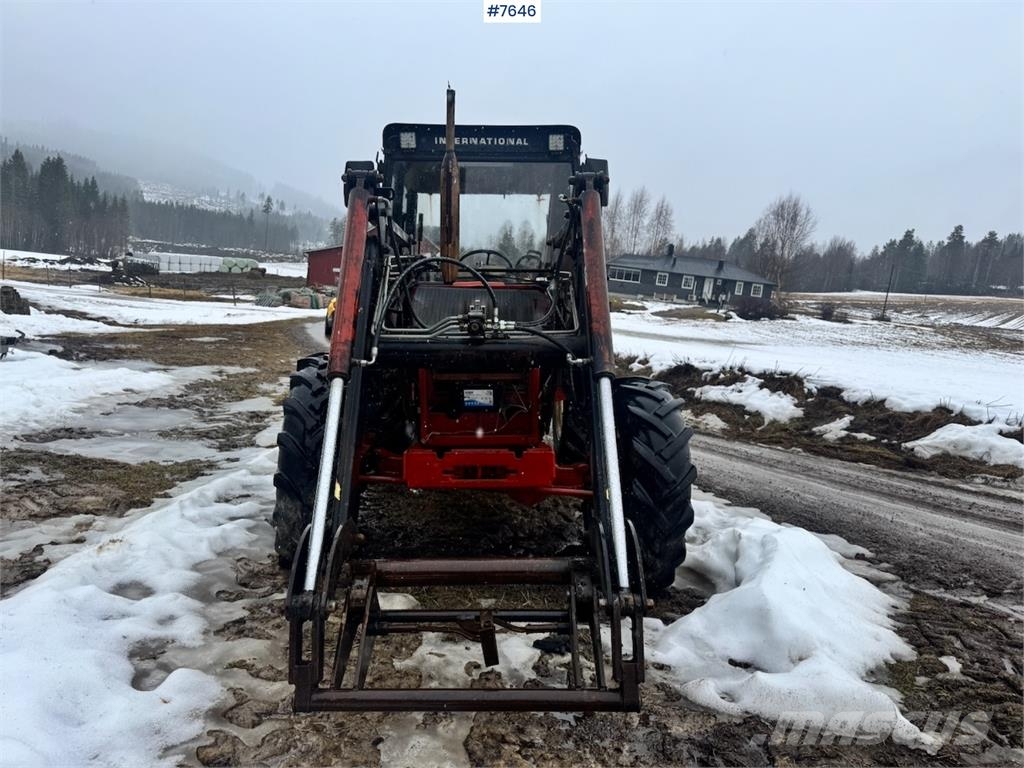 International 844S الجرارات