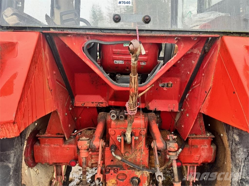 International 844S الجرارات