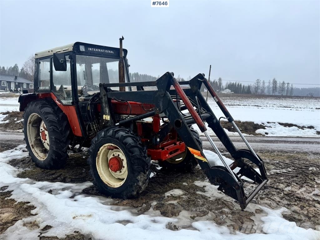 International 844S الجرارات