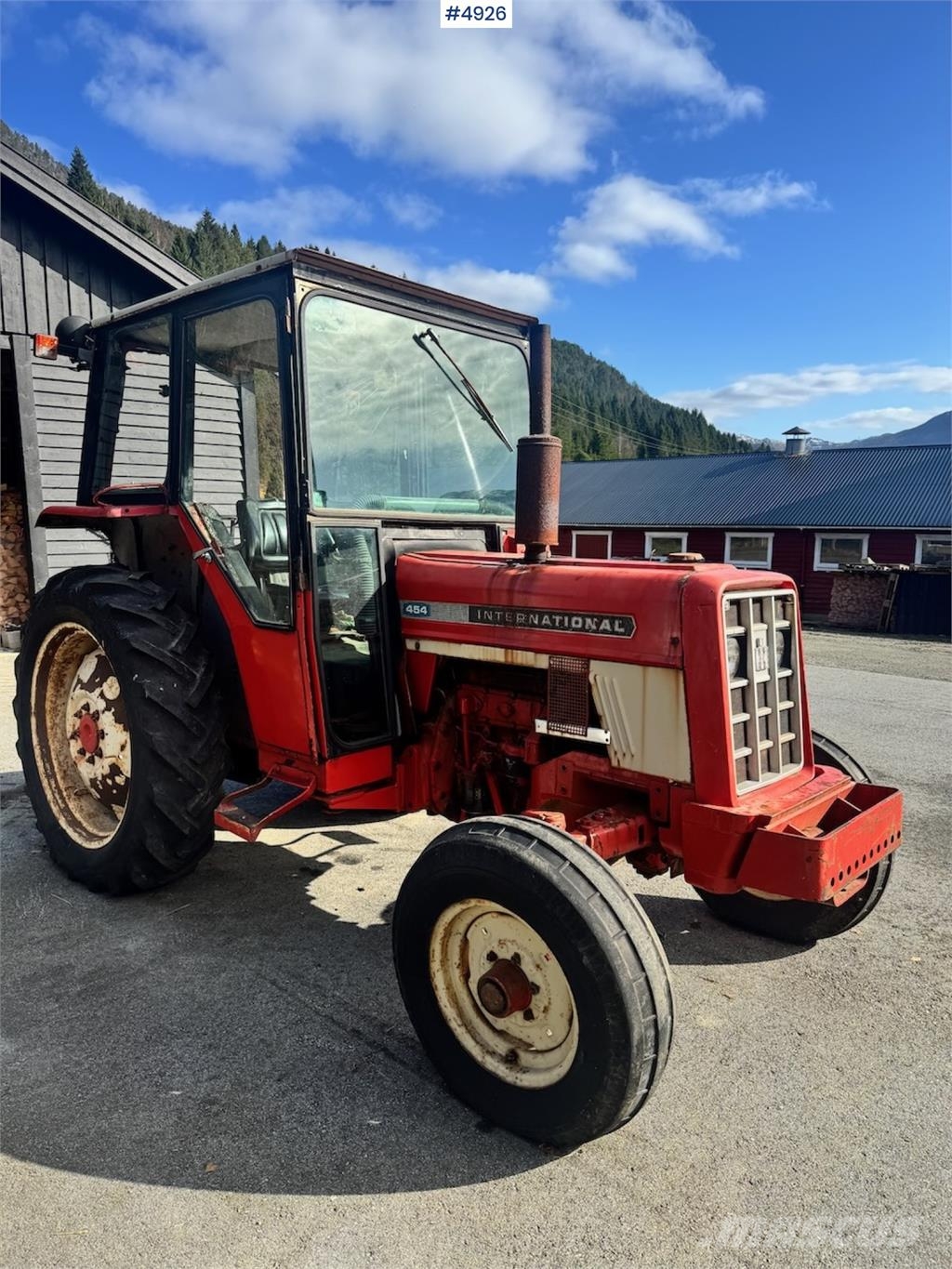 International Harvester 454 Tractors