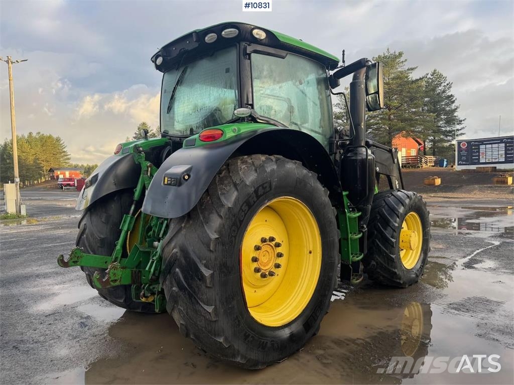 John Deere 6215R Traktori