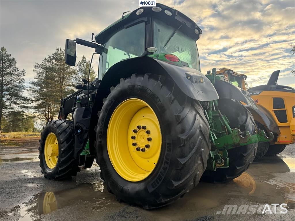 John Deere 6215R Traktori