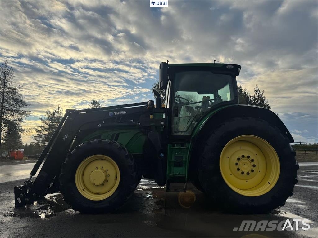 John Deere 6215R Traktori