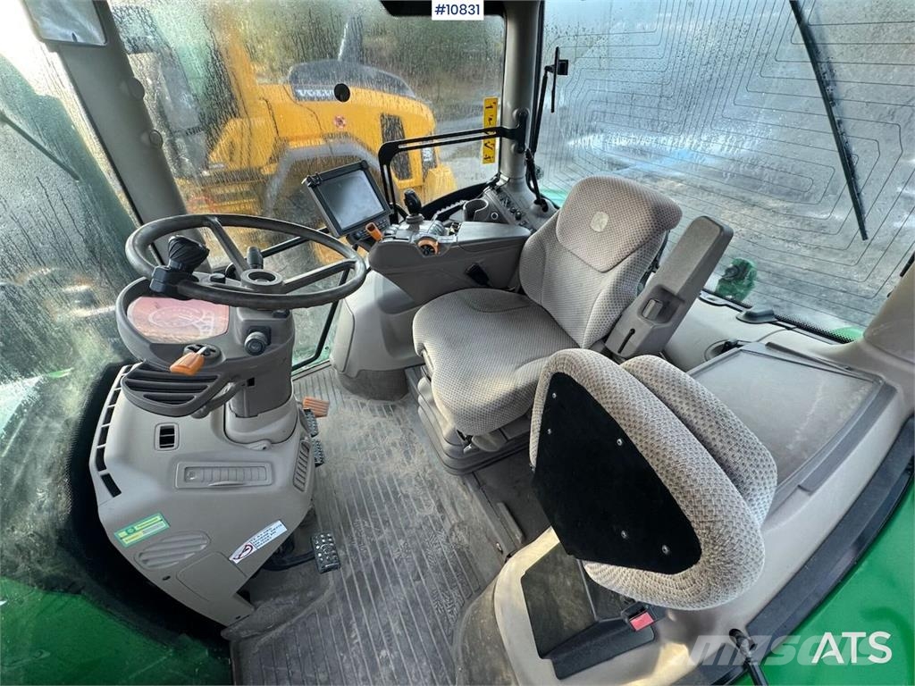 John Deere 6215R Traktori