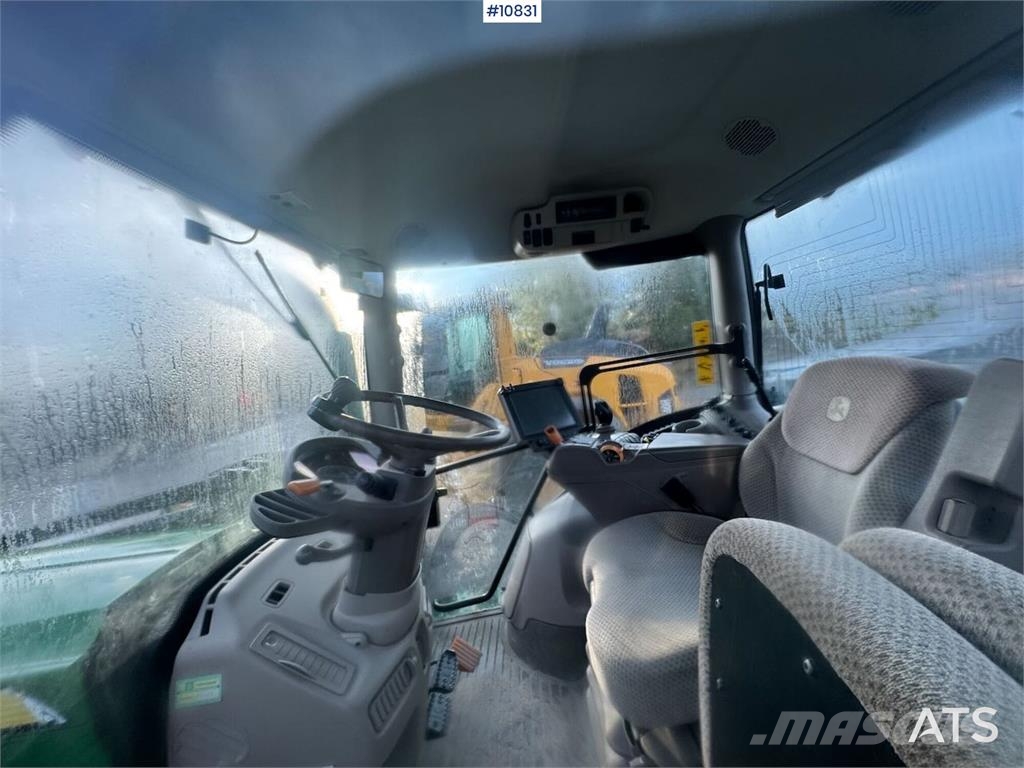 John Deere 6215R Traktori