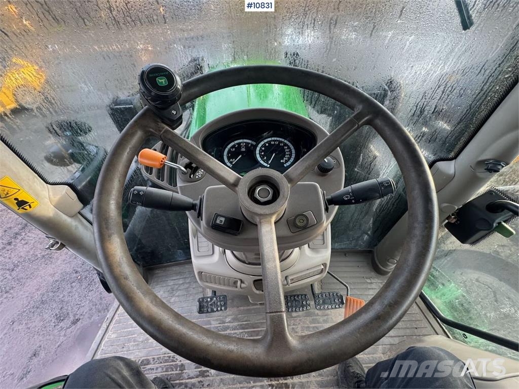 John Deere 6215R Traktori