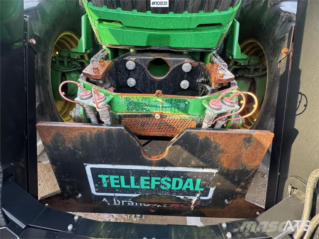 John Deere 6215R Traktori