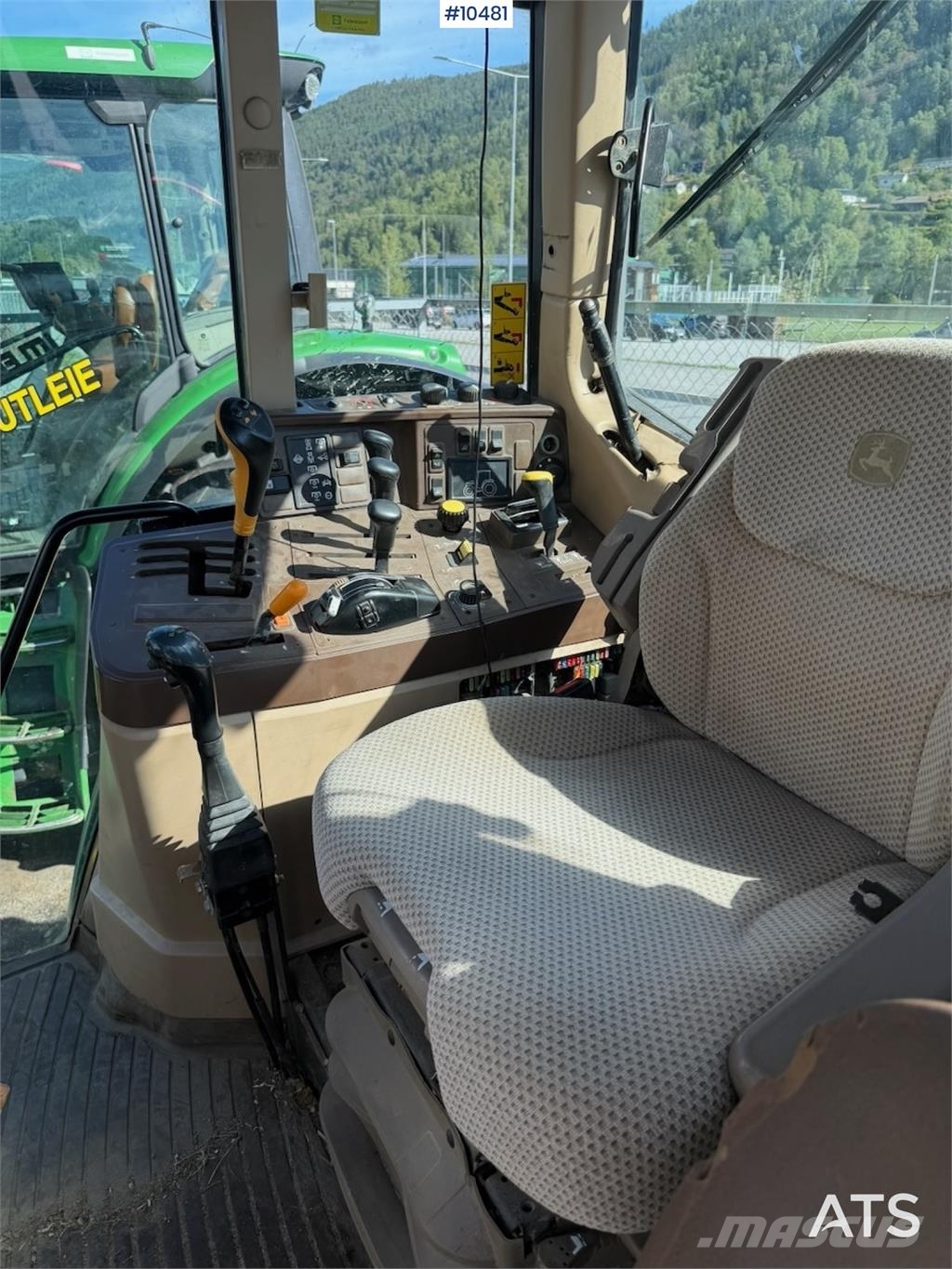 John Deere 6810 الجرارات