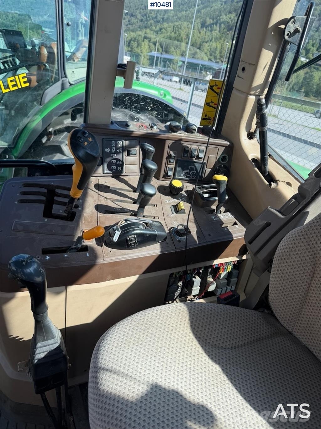 John Deere 6810 الجرارات