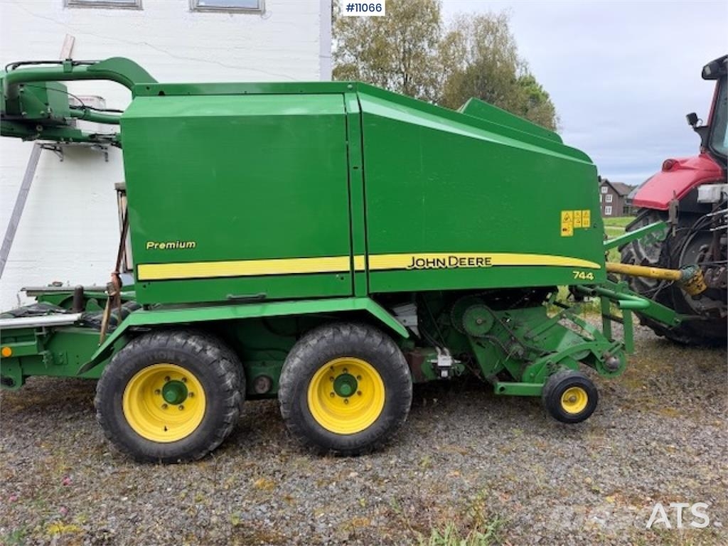 John Deere 744 Premium Kombipresse معدات أخرى للحصاد