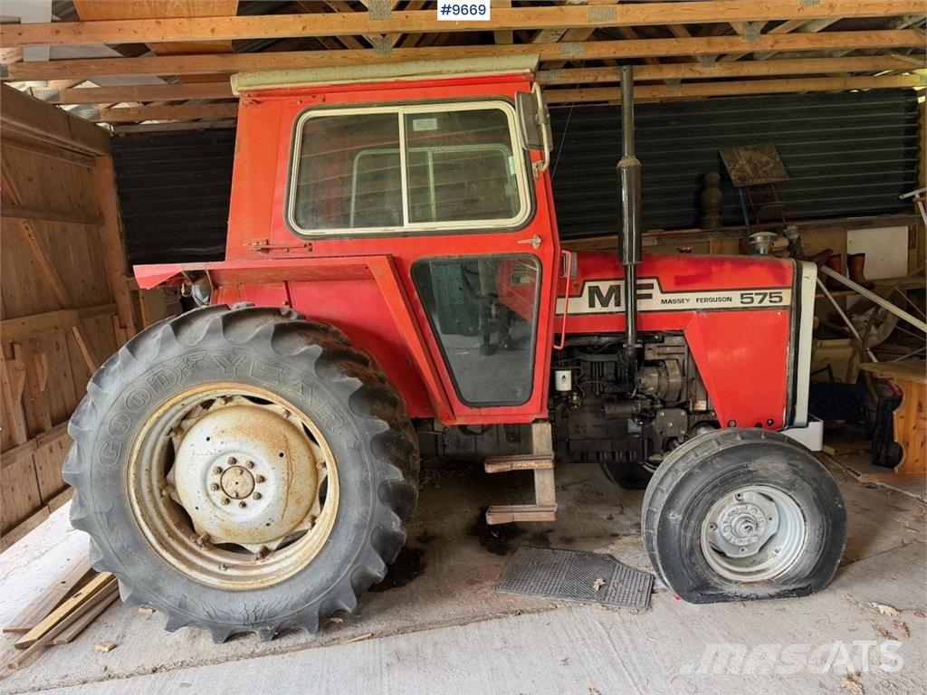 Massey Ferguson 575 トラクター