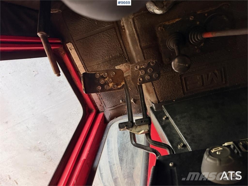 Massey Ferguson 575 トラクター