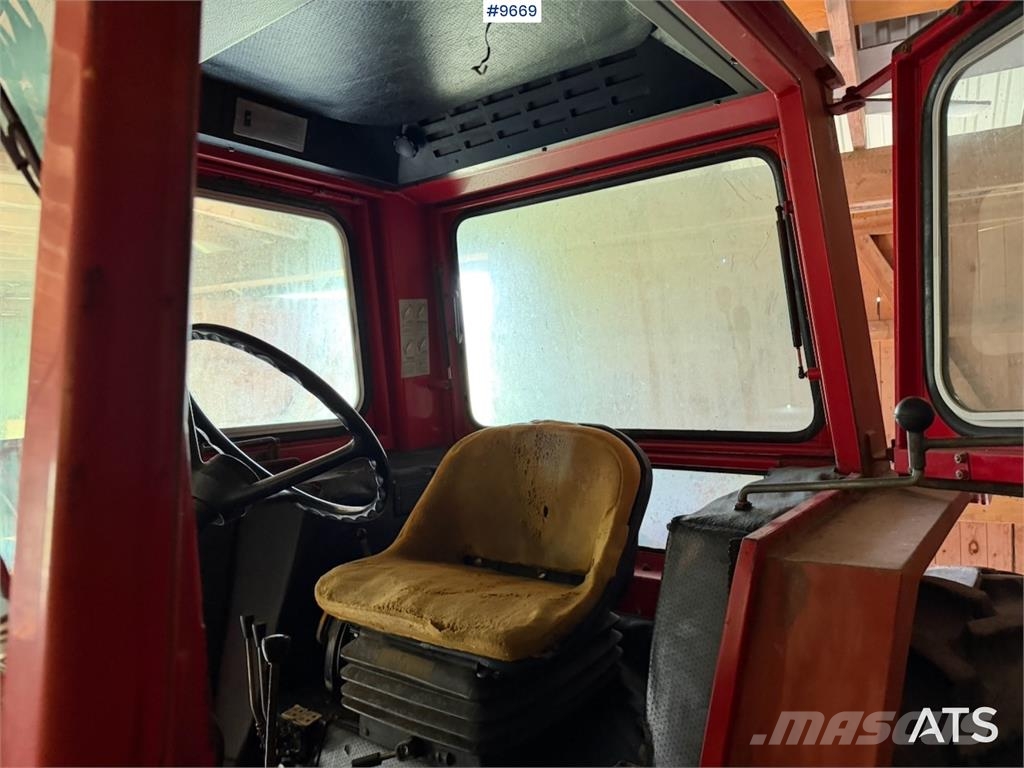 Massey Ferguson 575 トラクター
