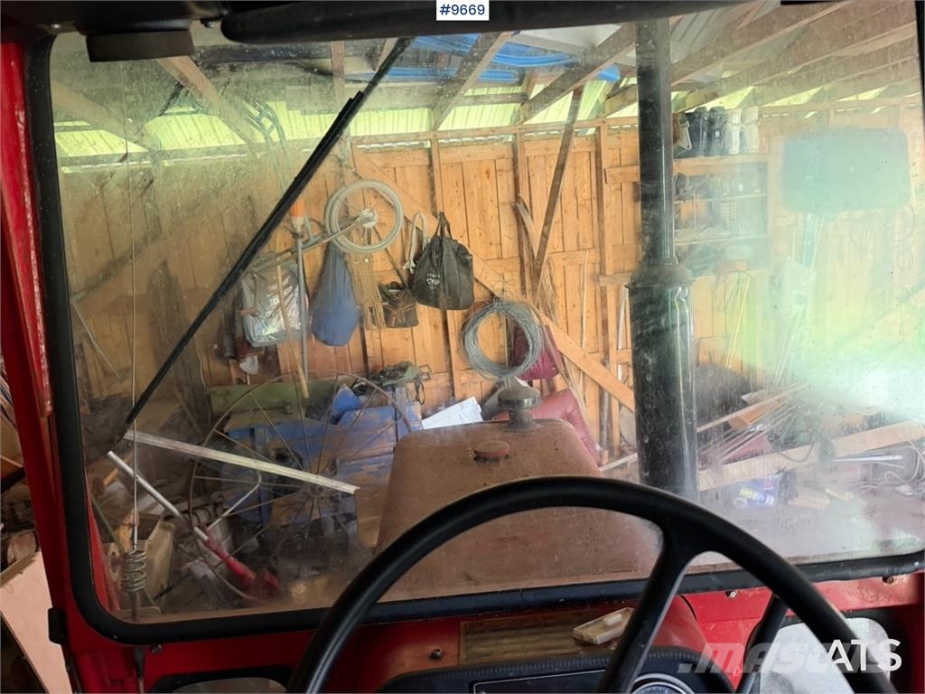 Massey Ferguson 575 トラクター