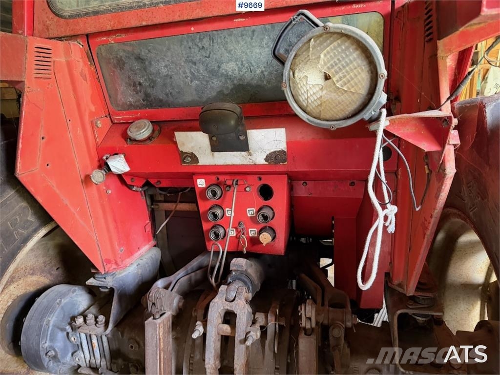 Massey Ferguson 575 トラクター
