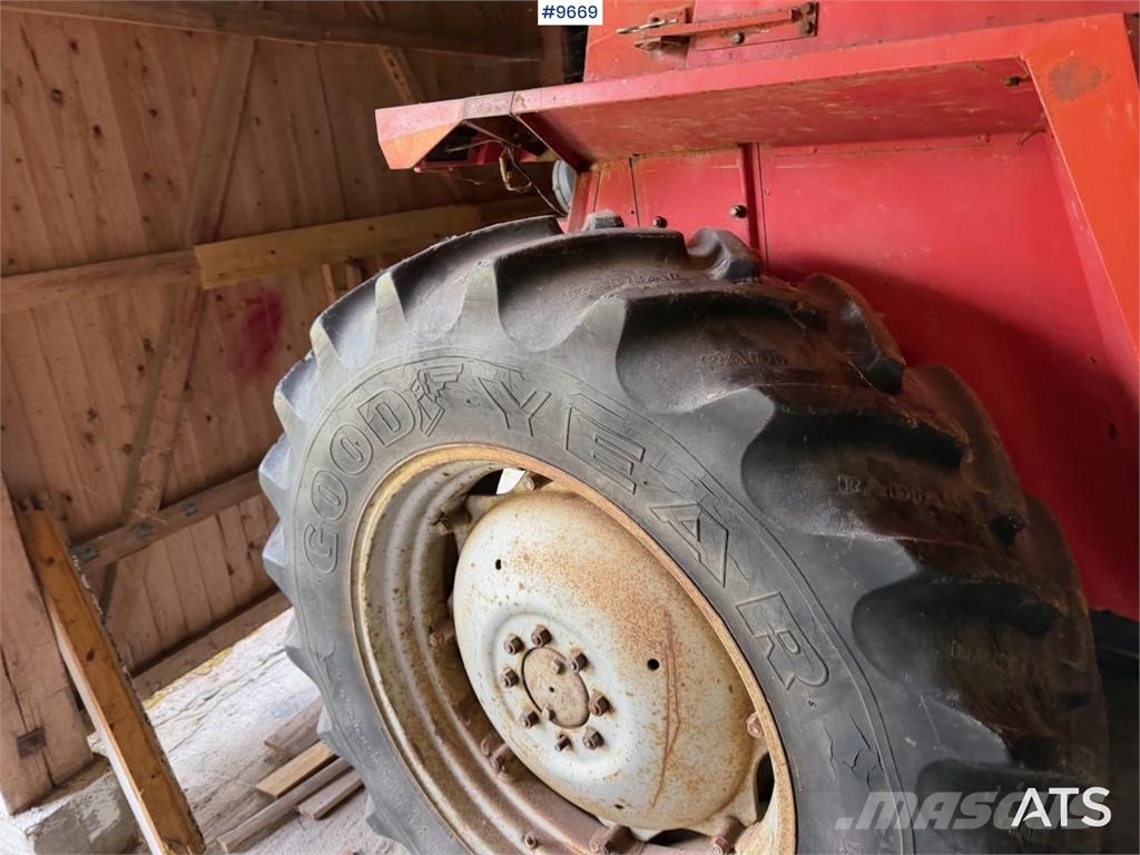 Massey Ferguson 575 トラクター