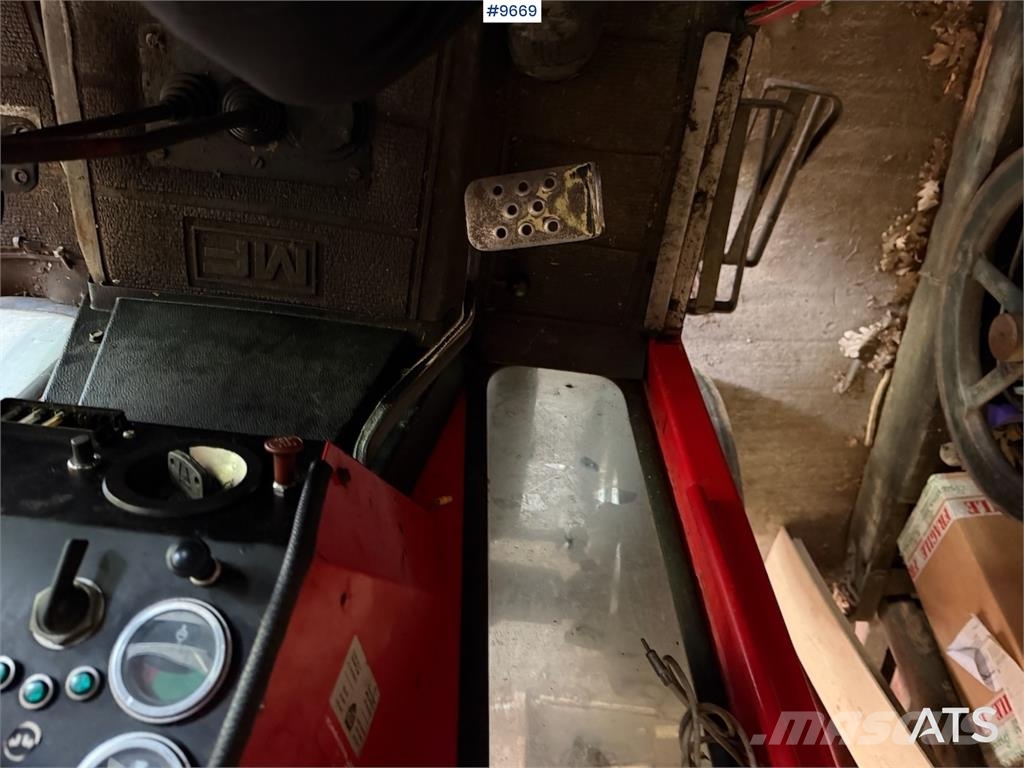Massey Ferguson 575 トラクター