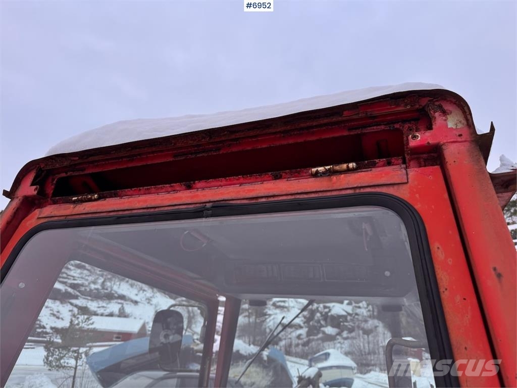 Massey Ferguson 590 m/ frontlaster og snøskuffe. Traktoren