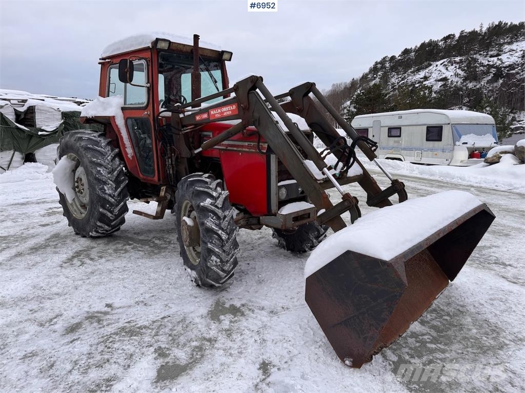 Massey Ferguson 590 m/ frontlaster og snøskuffe. Traktoren