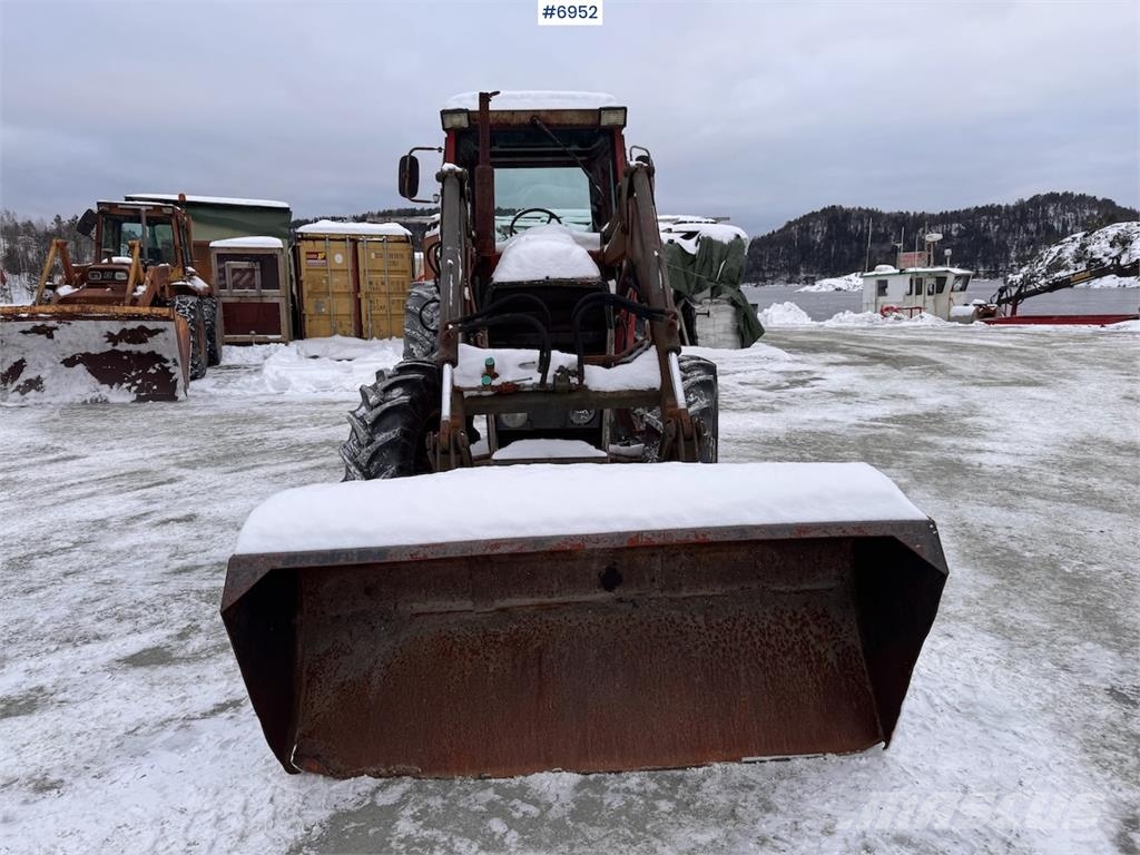 Massey Ferguson 590 m/ frontlaster og snøskuffe. Traktoren