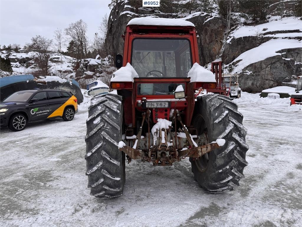 Massey Ferguson 590 m/ frontlaster og snøskuffe. Traktoren