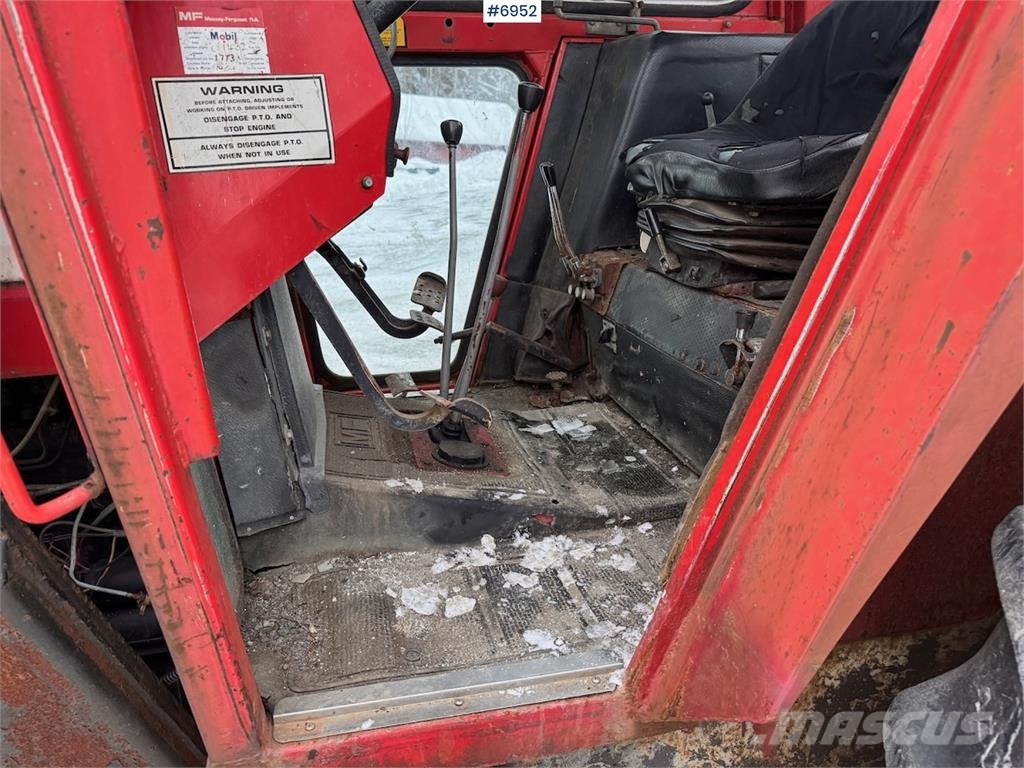 Massey Ferguson 590 m/ frontlaster og snøskuffe. Traktoren