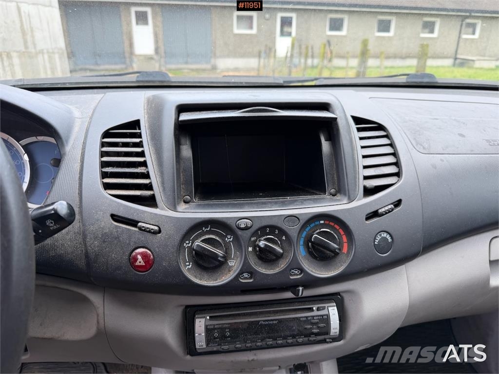 Mitsubishi L200 شاحنة مقفلة