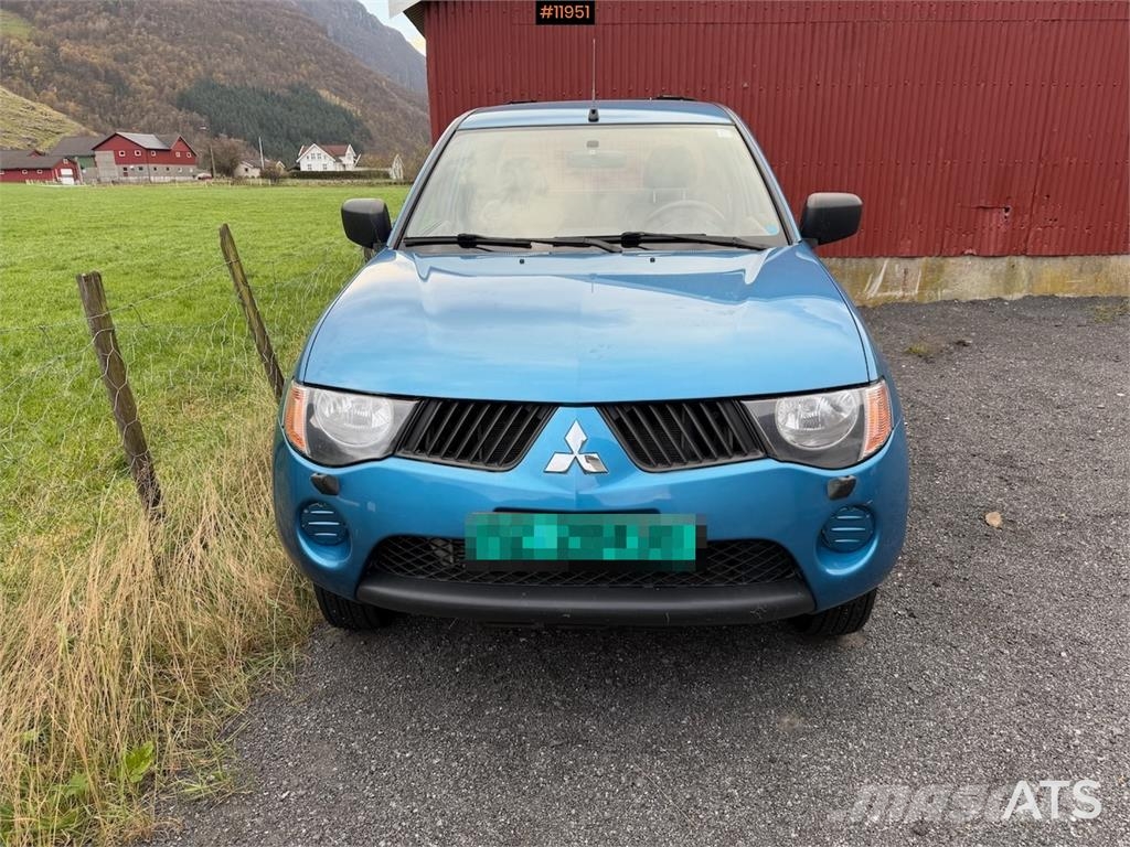 Mitsubishi L200 شاحنة مقفلة