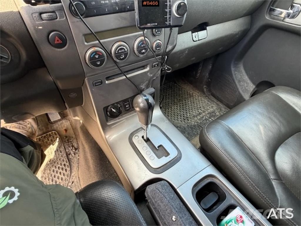 Nissan Pathfinder Panel vans