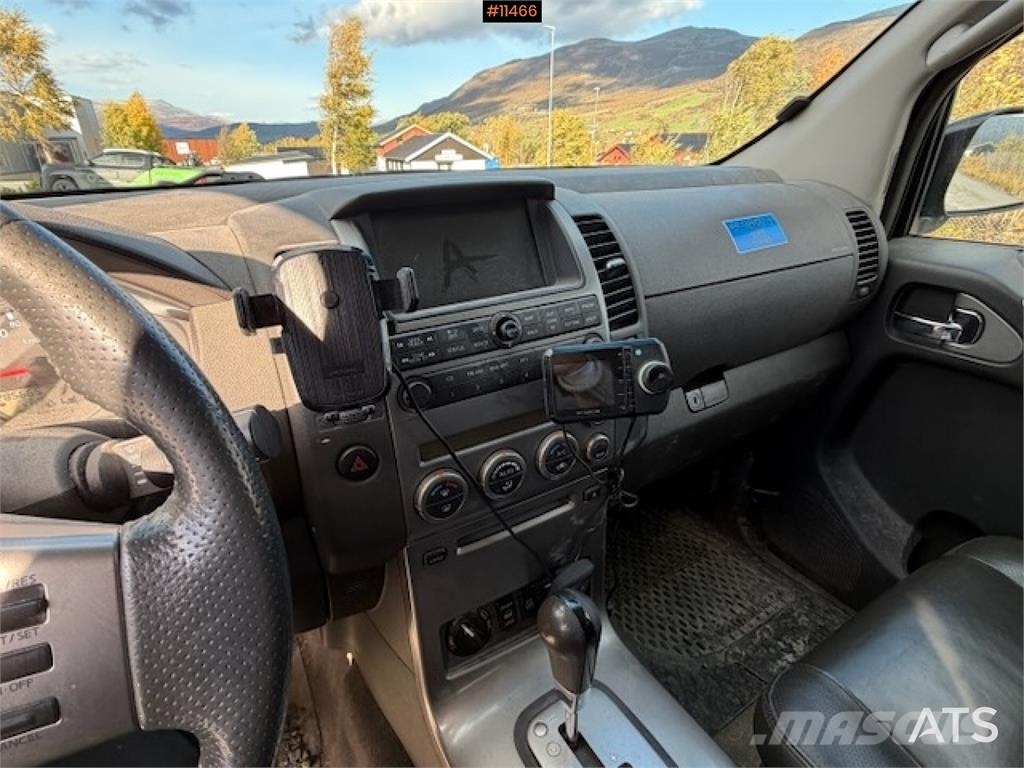 Nissan Pathfinder Panel vans