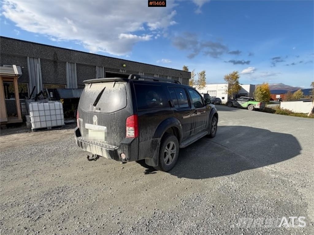 Nissan Pathfinder Panel vans