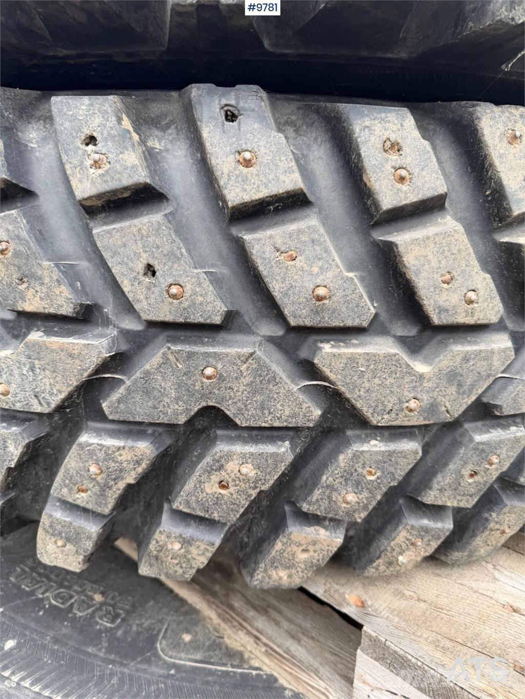 Traktordekk Med Pigg. Tractors