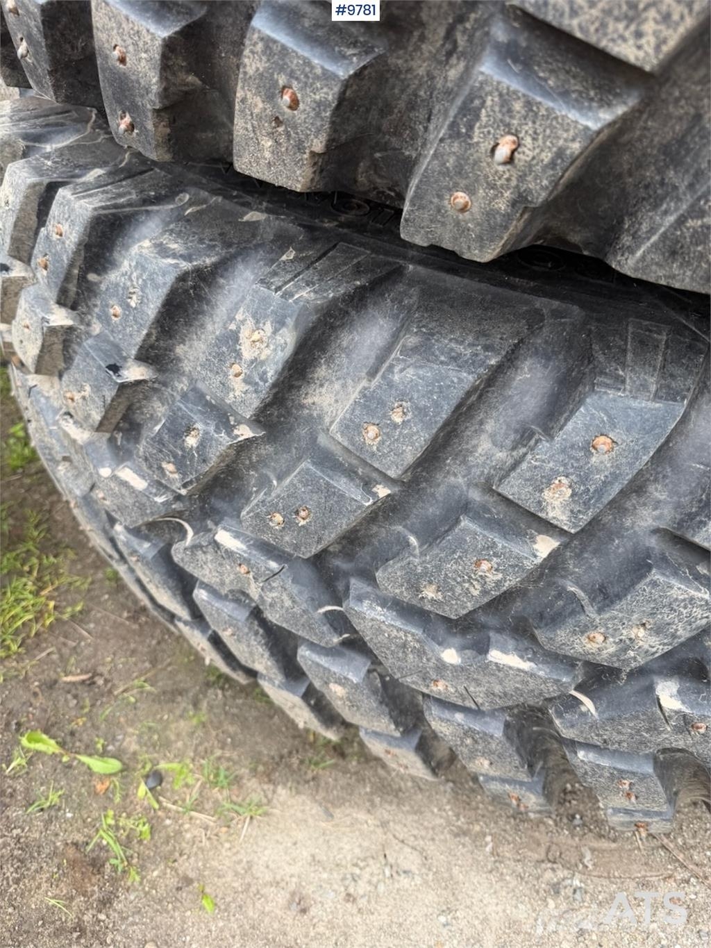 Traktordekk Med Pigg. Tractors