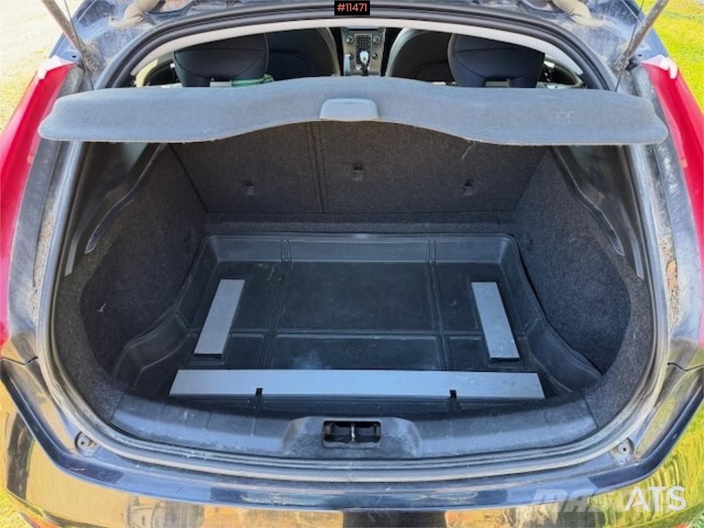 Volvo V40 شاحنة مقفلة