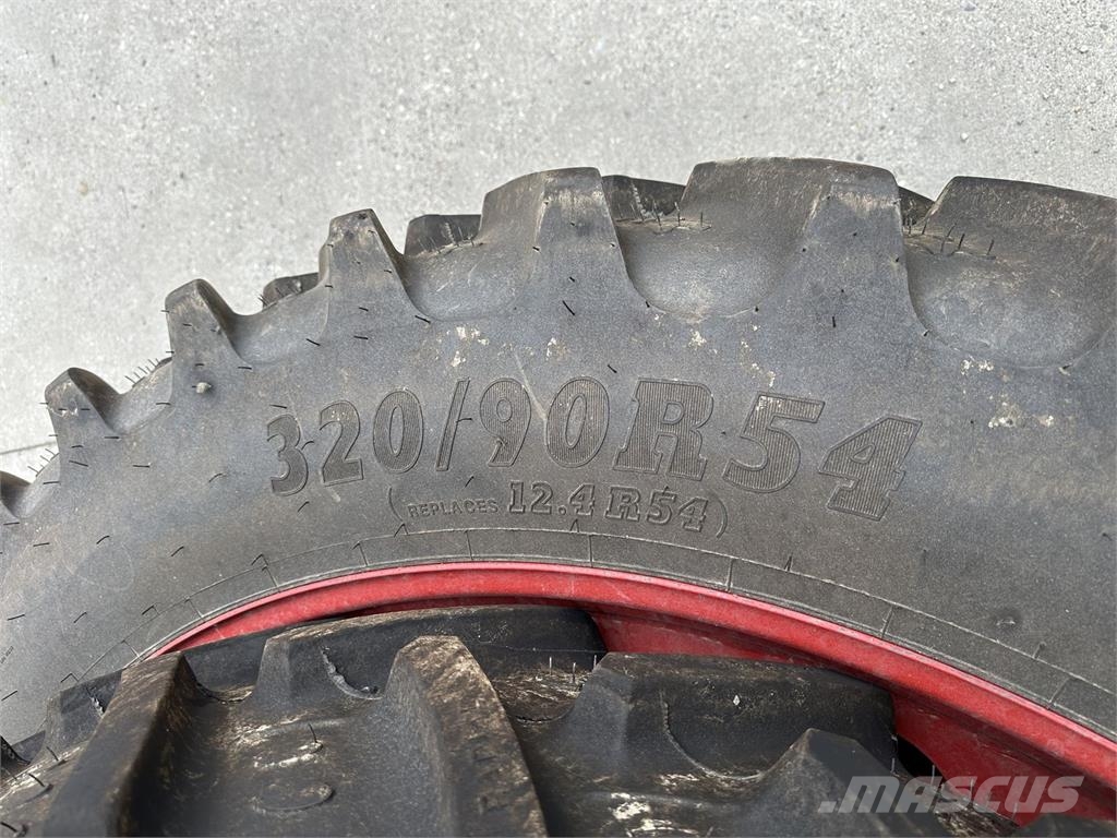BKT 320/85R36 u. 320/90R54 타이어, 휠 및 림