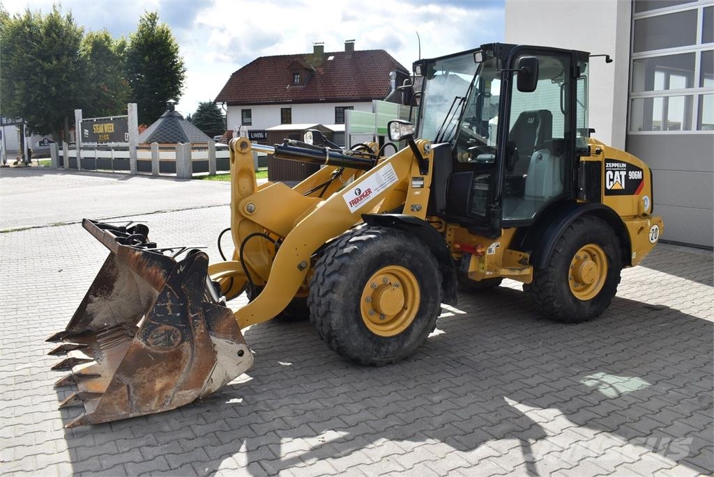 CAT 906M Gumikerekes homlokrakodók