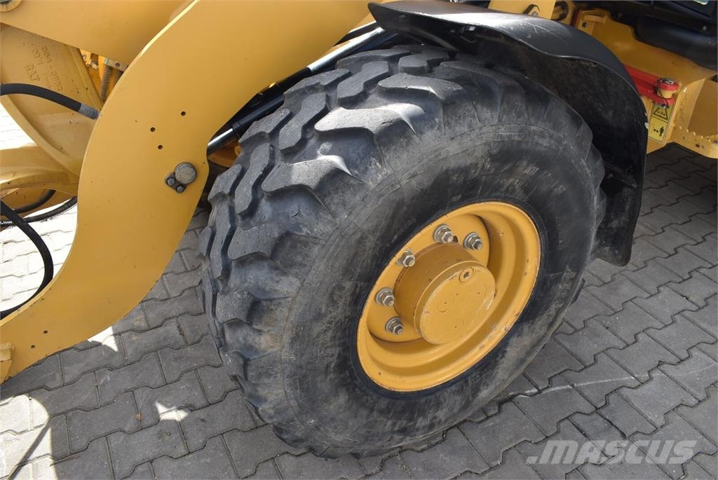 CAT 906M Gumikerekes homlokrakodók