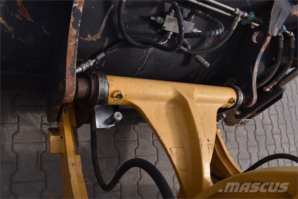 CAT 906M Gumikerekes homlokrakodók