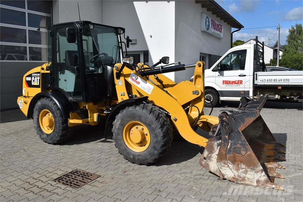 CAT 906M Gumikerekes homlokrakodók