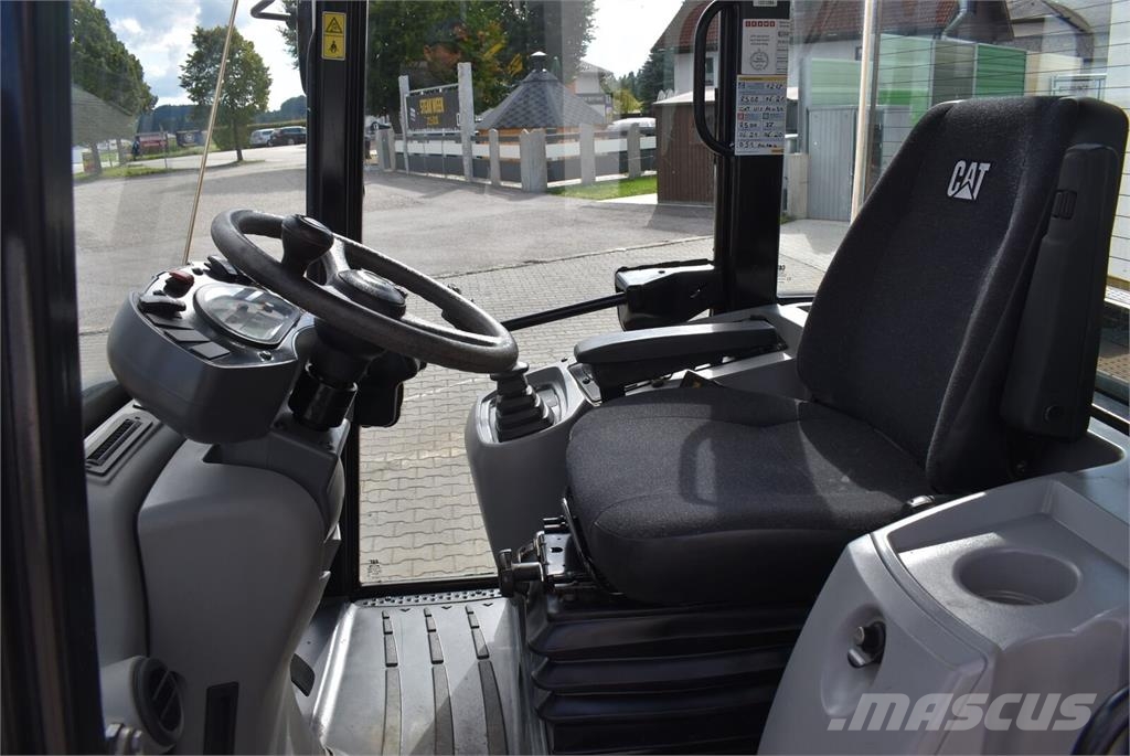 CAT 906M Gumikerekes homlokrakodók