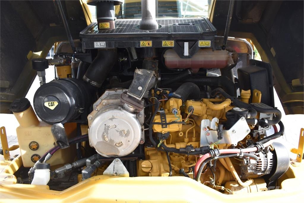 CAT 906M Gumikerekes homlokrakodók